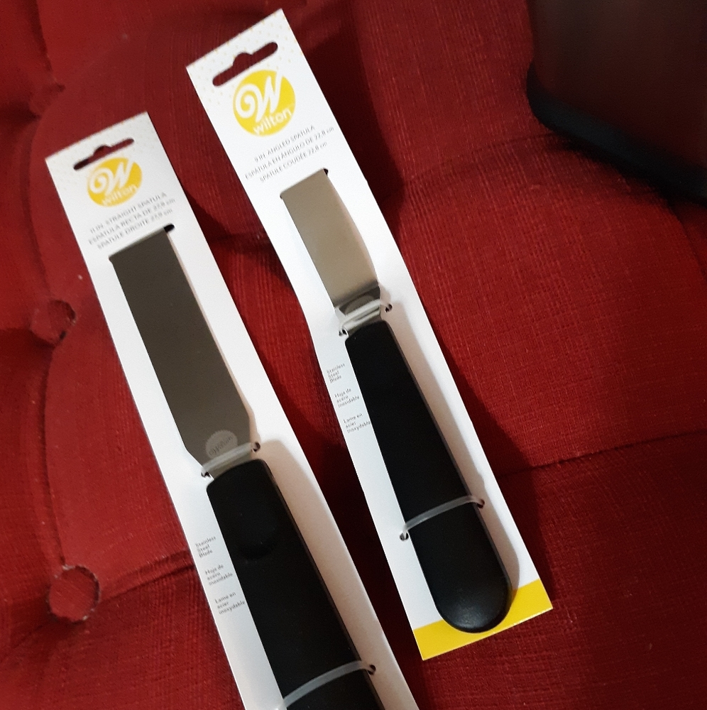 WILTON SPATULAS IN STORAGE CASE FOR UTENSILS - Picture 2 of 3